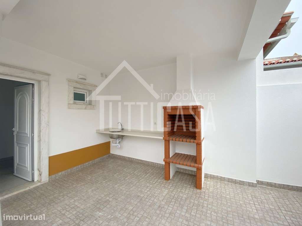 Moradia V3+1 totalmente remodelada na Ericeira-11