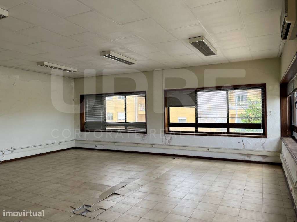 Armazém para oficina automóvel/Serviços | VENDE/ARRENDA | Arrifana ... - Grande imagem: 4/17