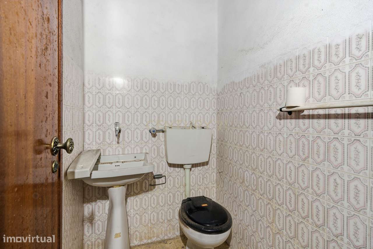 Venda de garagem, para duas viaturas com saída direta para a rua - Grande imagem: 4/11