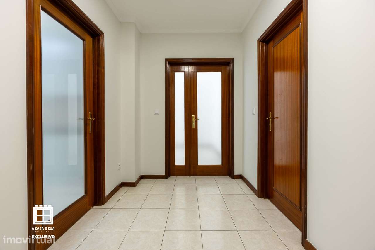Apartamento T2+1 renovado c/excelente terraço em Oliveira do Douro-12