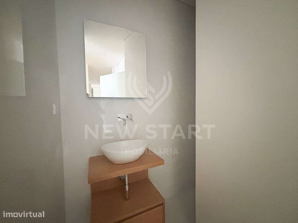 Apartamento T2 Moderno com Varanda e Piscinas no Condomínio Del Mar...-4