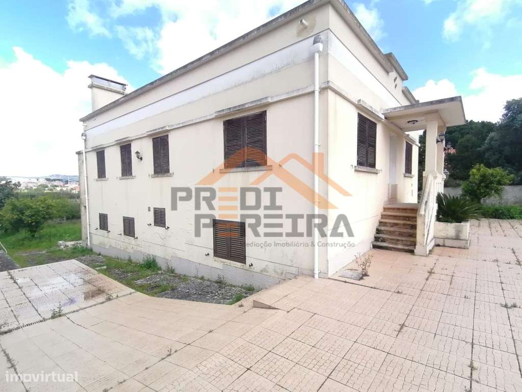 Moradia T7, de traça tradicional, situada no centro de Loures. - Grande imagem: 2/33