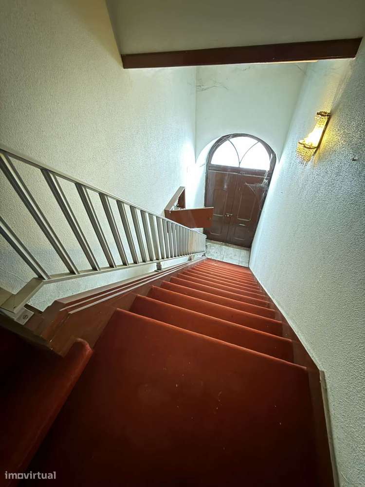 Prédio Imponente na Cidade de Tomar - P3065/24 - Grande imagem: 3/7