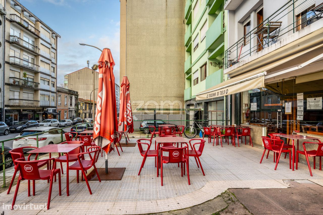 Restaurante totalmente equipado e mobilado no centro do Porto