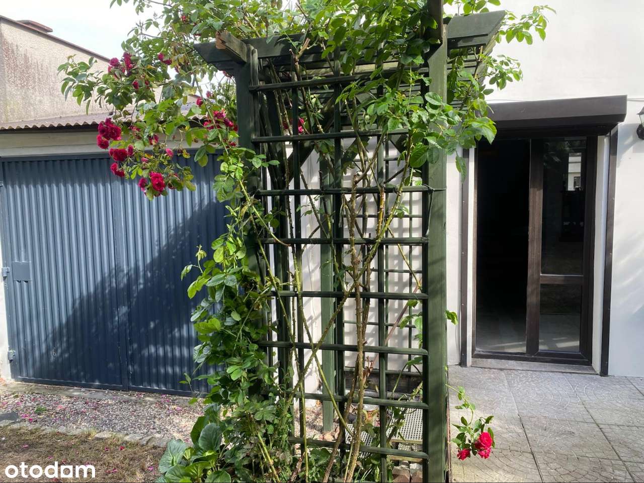 Stylowy dom z ogrodem pełnym zieleni i przestronnym garażem - Pełny obrazek: 4/18