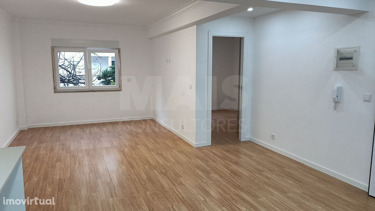 Apartamento T2 remodelado. Tapada das Mercês. Estacão de comboio