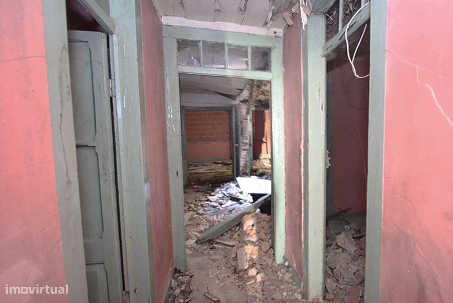 Prédio para recuperar, 3 pisos, cave e logradouro, Caldas da Rainha - Grande imagem: 4/18