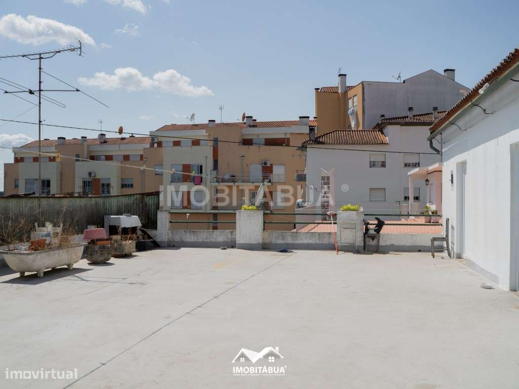 Espaço comercial com habitação T5 no centro da vila-24