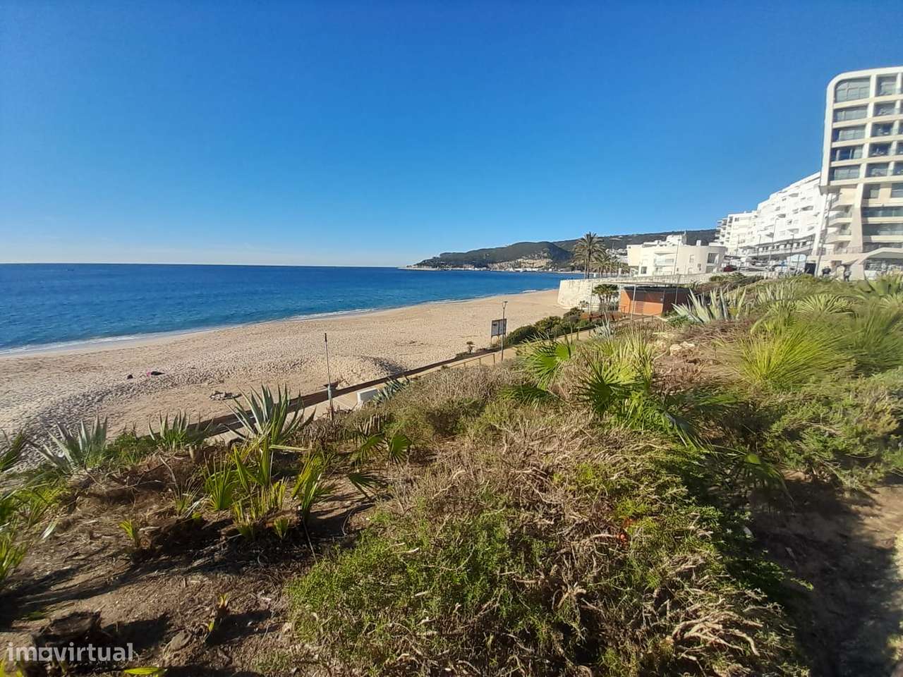 Espaço Comercial na conhecida Praça da Califórnia, em Sesimbra-13
