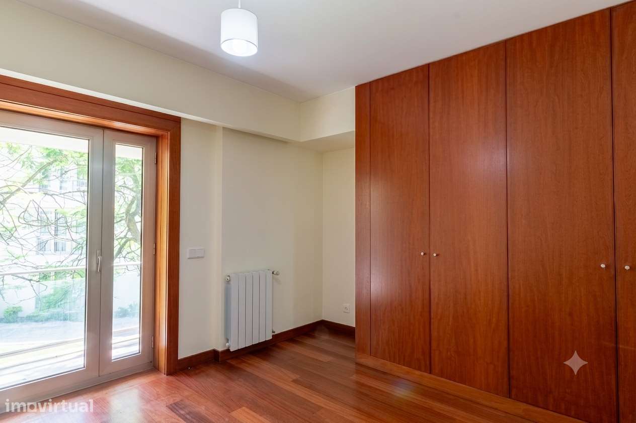 Apartamento T5 com 4 casas de banho e garagem-30