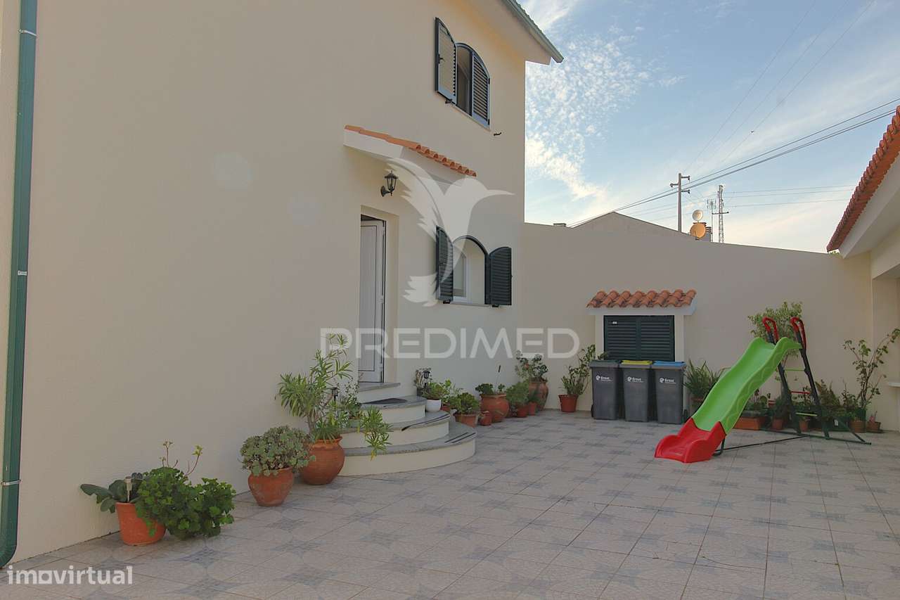 Moradia T3 r/chão e 1º andar com garagem e jardim em Esgueira, Aveiro - Grande imagem: 2/34