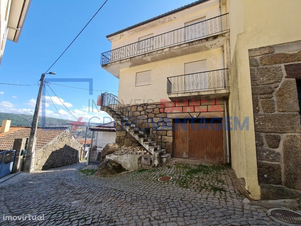 Moradia T3 à venda por 53.000€ em Anelhe, Chaves - Vila Real