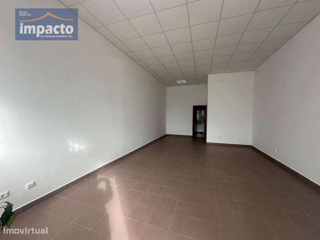 LOJA Sobral Monte Agraço, 55 m2 e arrumos 38 m2, Montra, inst sanit... - Grande imagem: 3/12