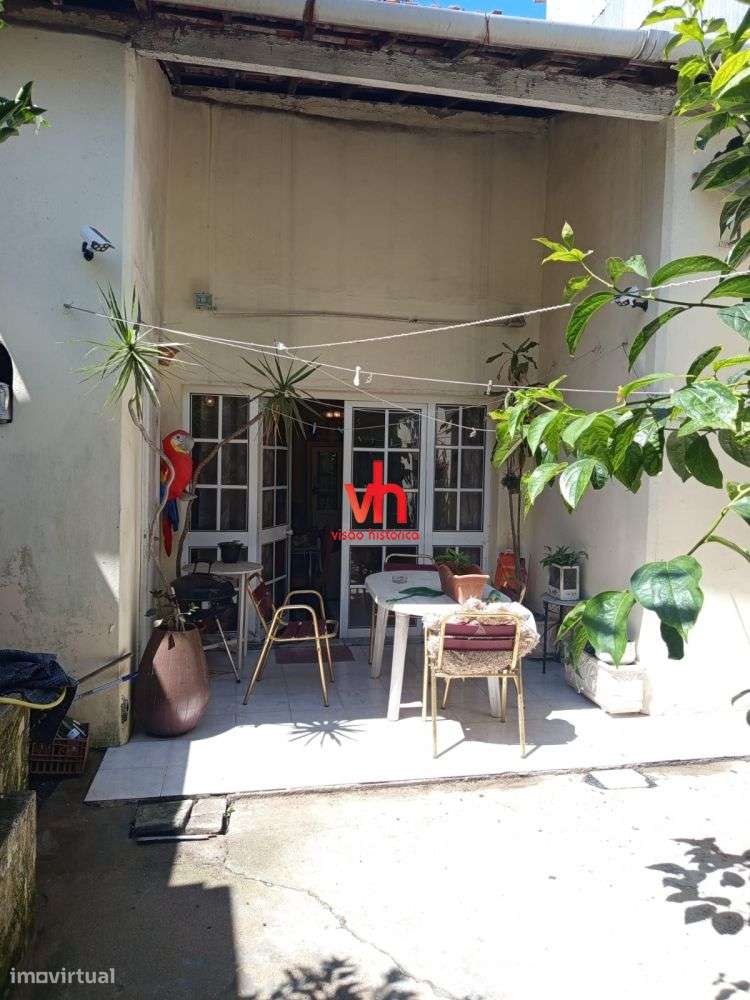 Vende-se Moradia ao Carvalhido com Potencial de Investimento-2