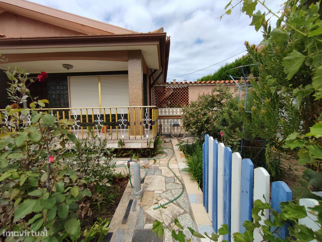 Moradia térrea com 4 frentes, garagem, anexos, jardim e bons acessos-6