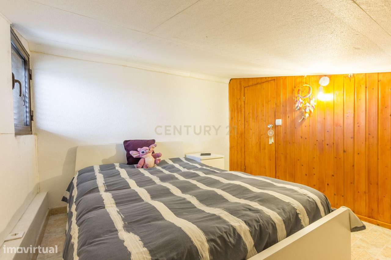 Moradia isolada  de gaveto com  5 assoalhadas num lote de 426 m2 na Qu-27