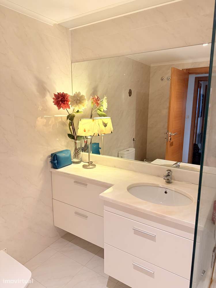 Apartamento T1 com varanda e garagem no Lumiar - Grande imagem: 4/10