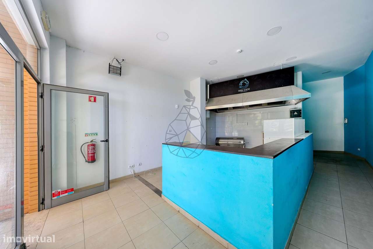 Vende-se loja comercial para serviços e restauração na Vila Rosa - Por - Grande imagem: 4/23