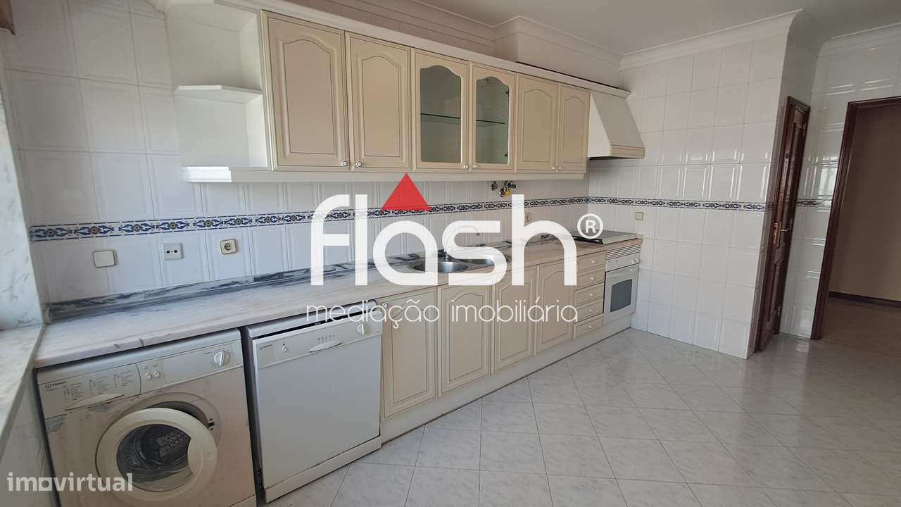 Apartamento T2 c/ parqueamento em Mem Martins-5
