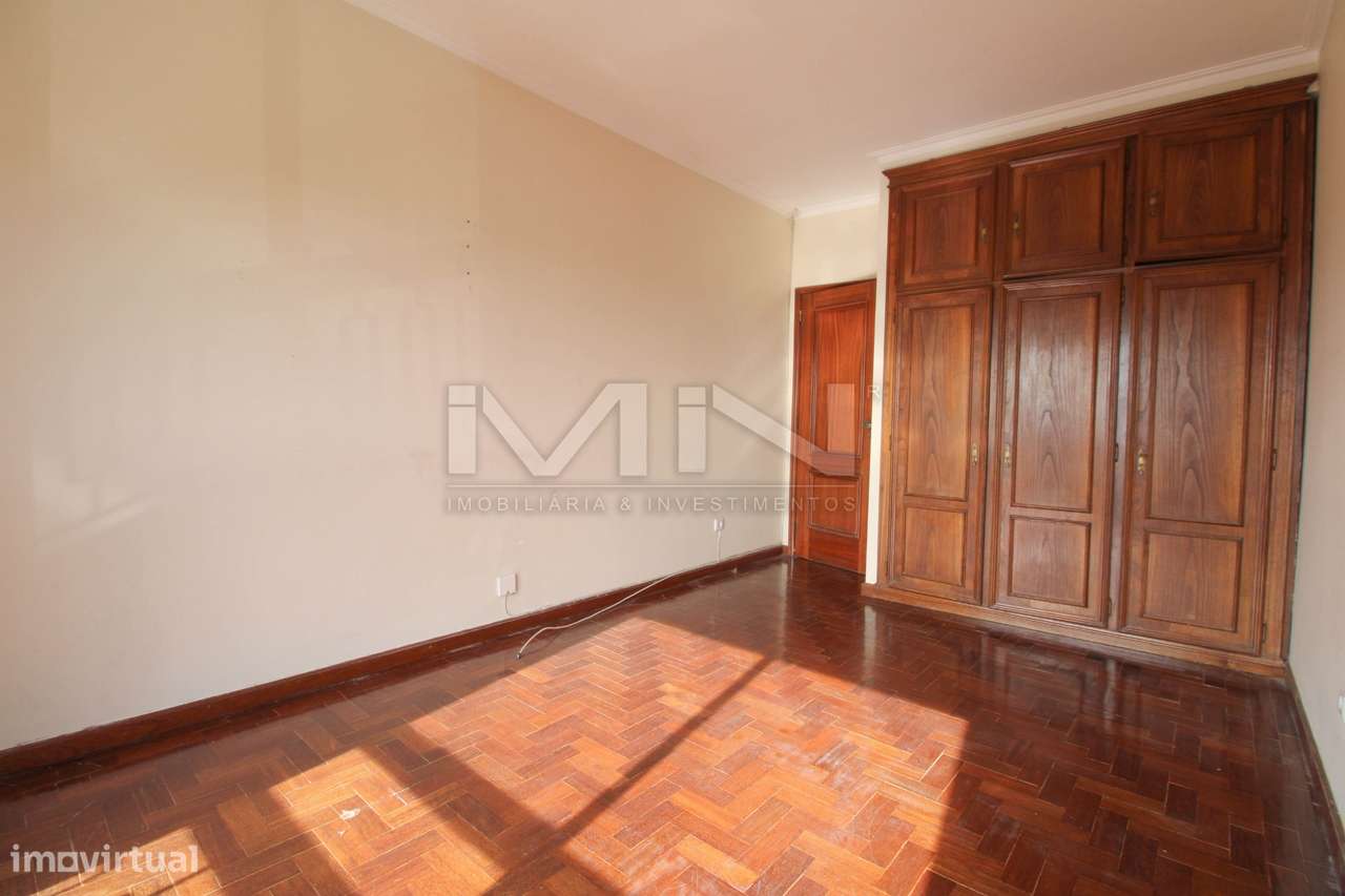 Moradia de 3 Frentes com Vista Panorâmica no Coração de Gondomar-28