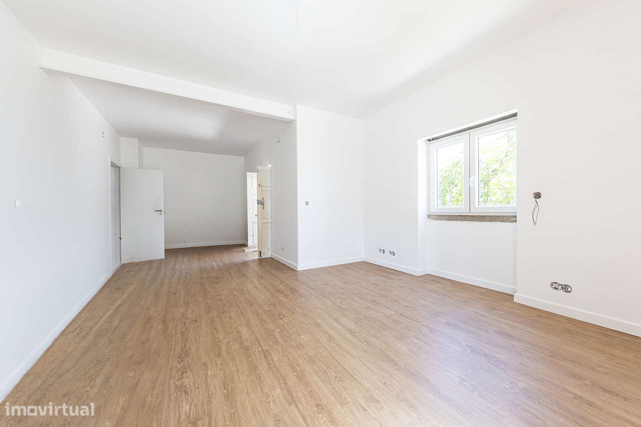 Moradia de Charme Reabilitada no centro da Parede com 434m² de Terreno-37