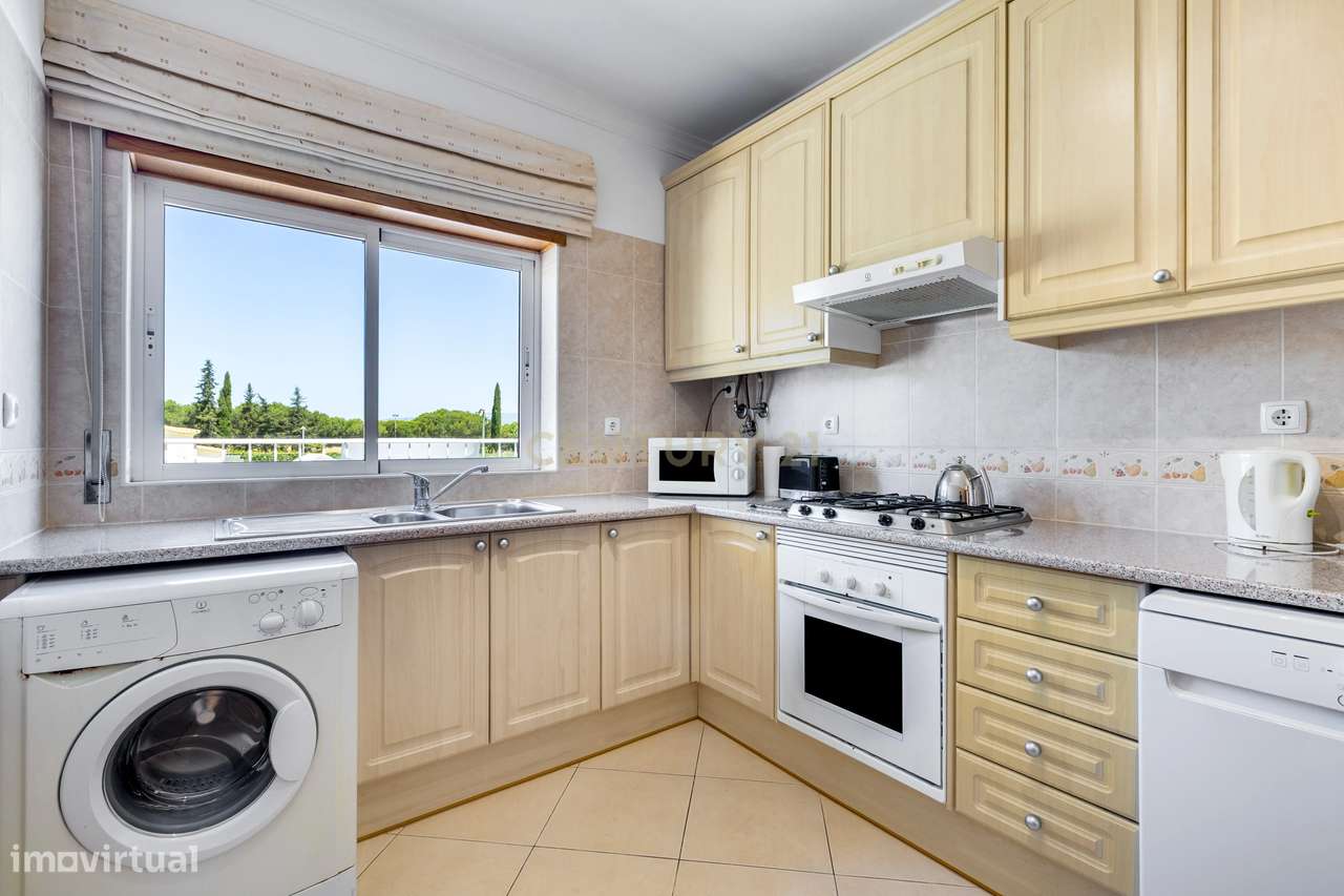 Espaçoso Apartamento T3 no Último Piso com Vista para as Piscinas no O-8