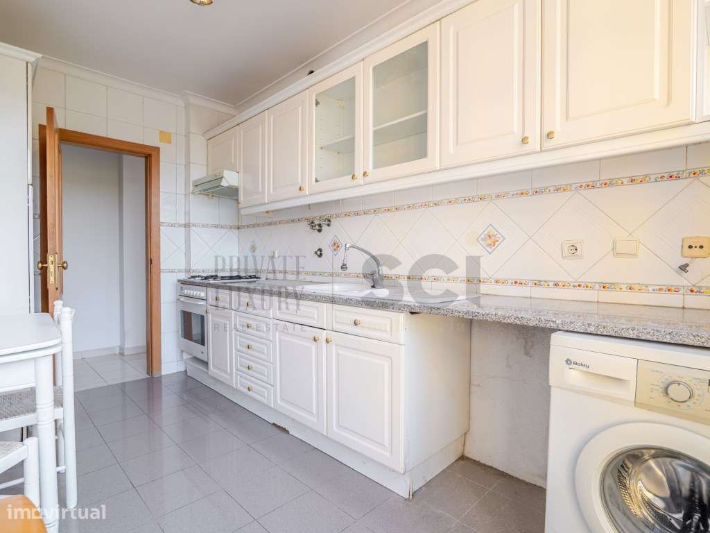 Apartamento T3 Parque da Paz Almada Arrecadação e Varandas-5