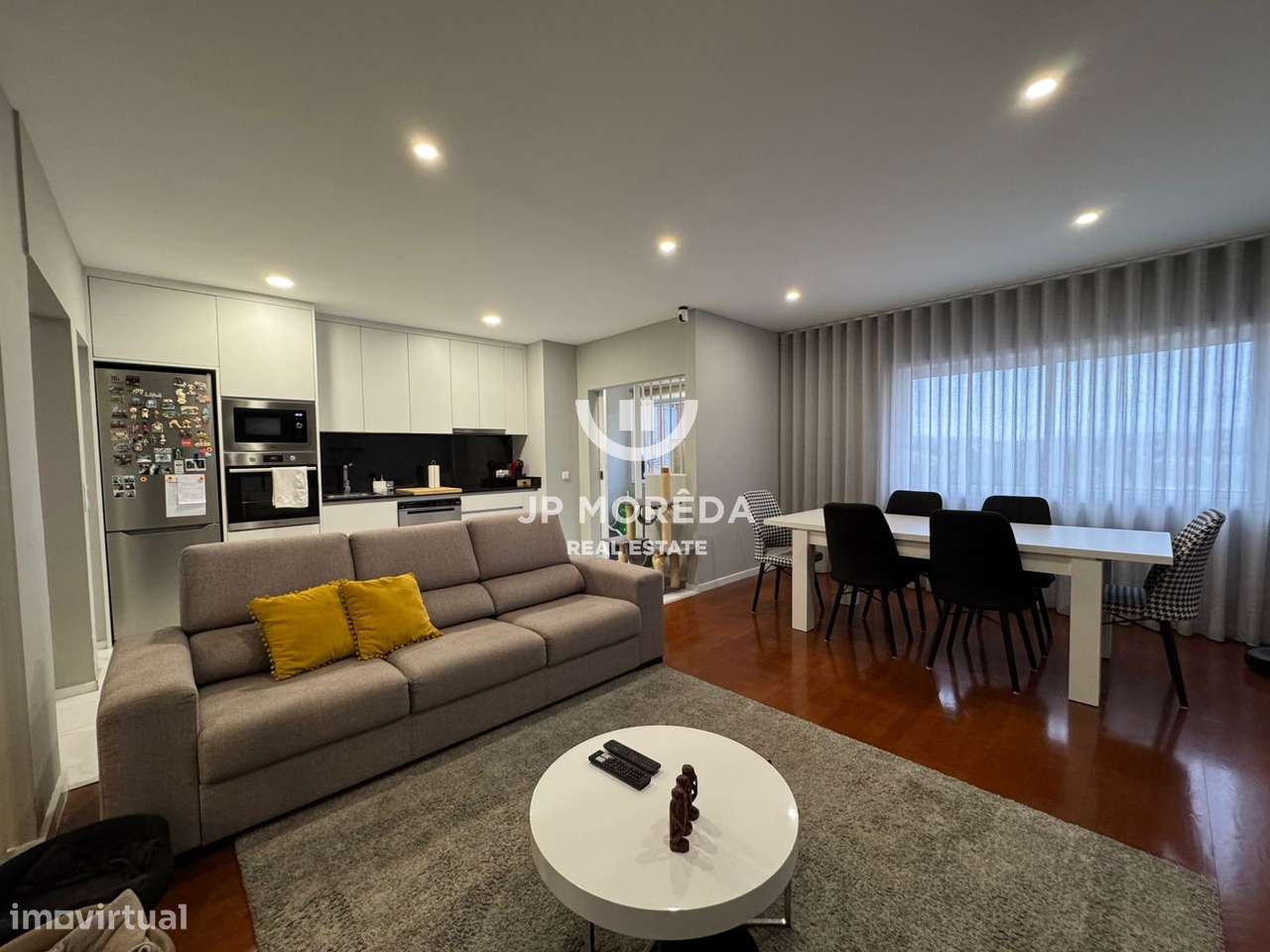 T2 com varanda, garagem e elevador no centro de Santo Tirso-0