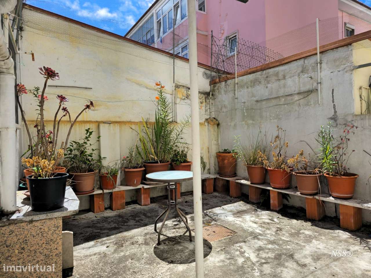 Apartamento T2 com quintal e anexo na Amadora-18