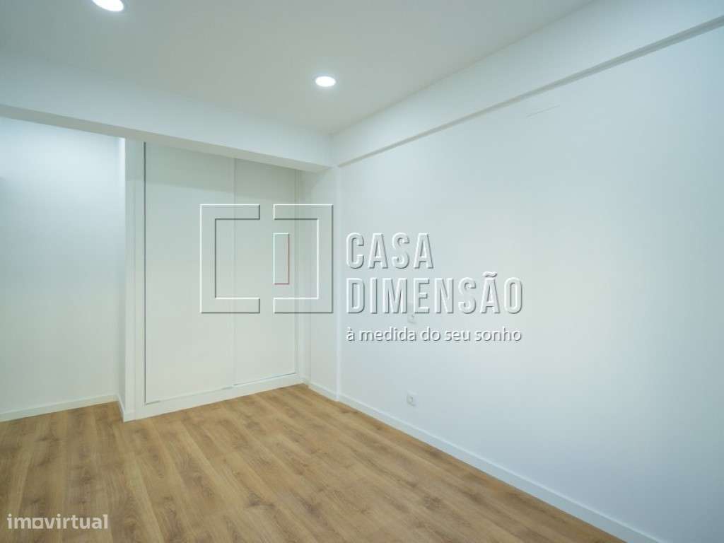 Apartamento de tipologia T3 com varanda, mobilado e equipado em Ben...-31