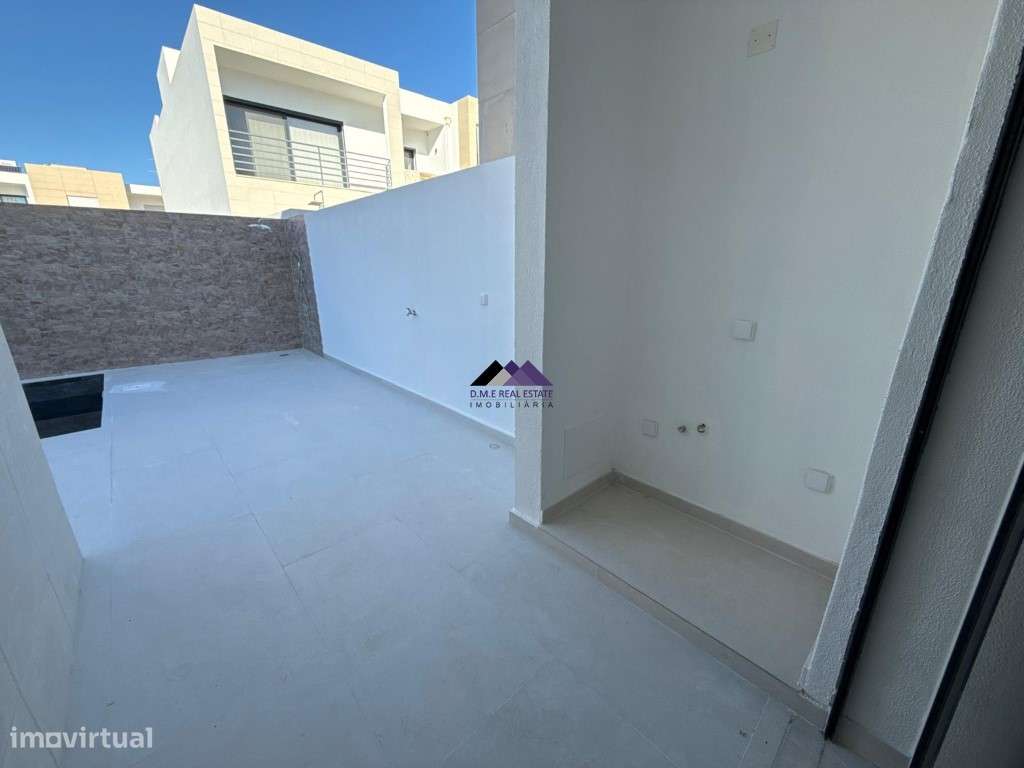 Moradia V3 com Garagem e Piscina a Estrear-26