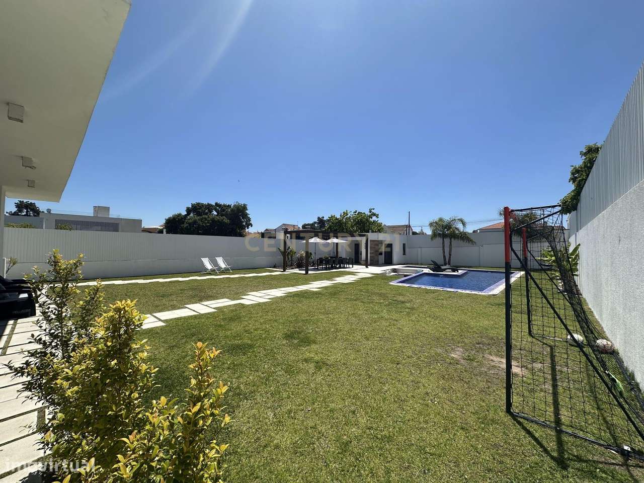 Moradia Térrea com Piscina aquecida e excelente jardim. Localizada em-16