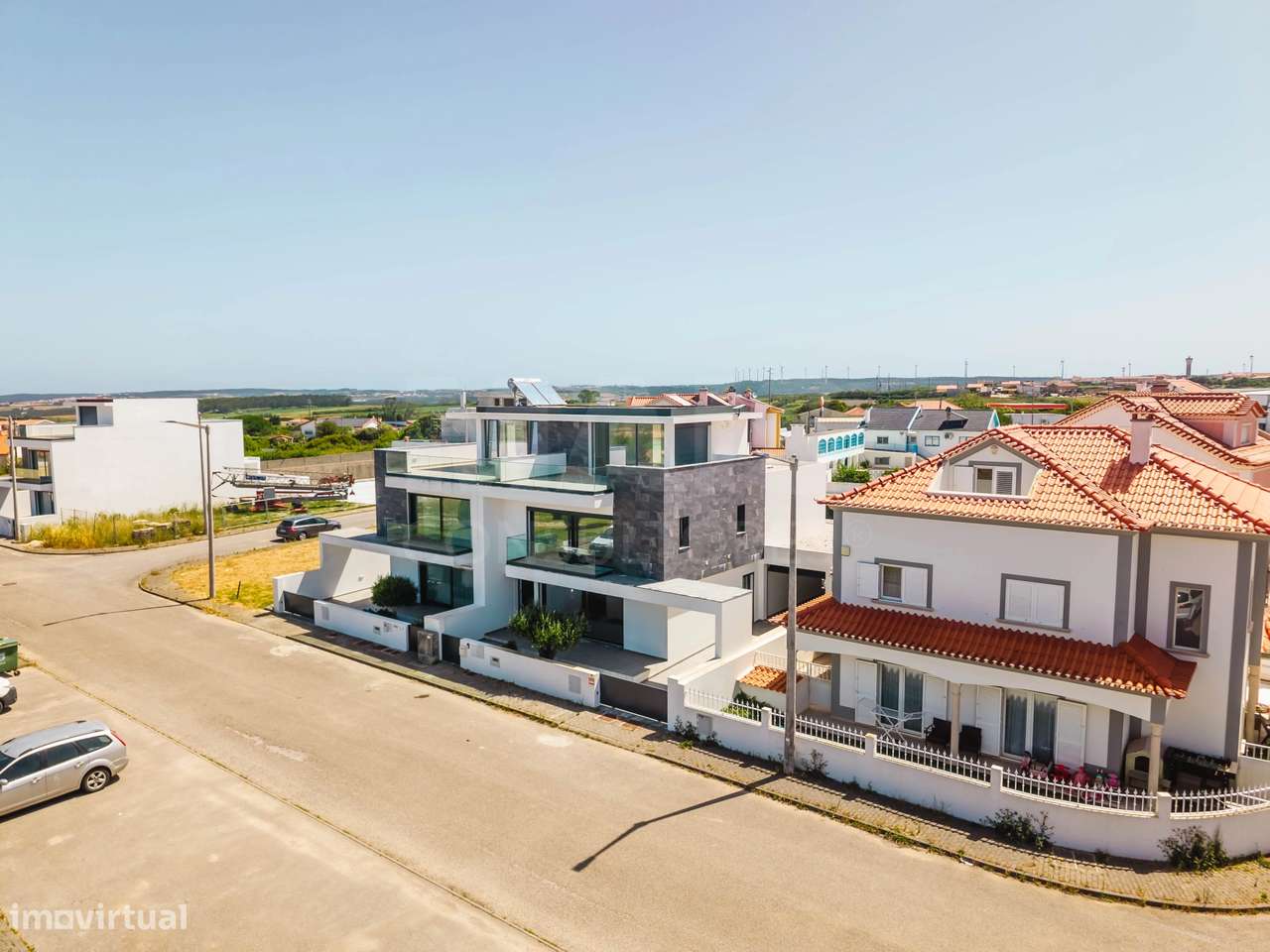 Moradia T3+2 Moderna com Vista Mar e Terraço Panorâmico-4