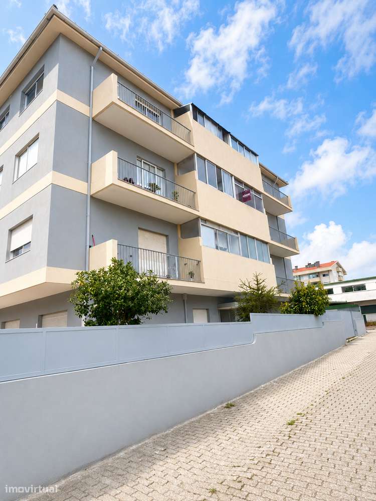 T2 com varanda, garagem e segurança em São Mamede-12