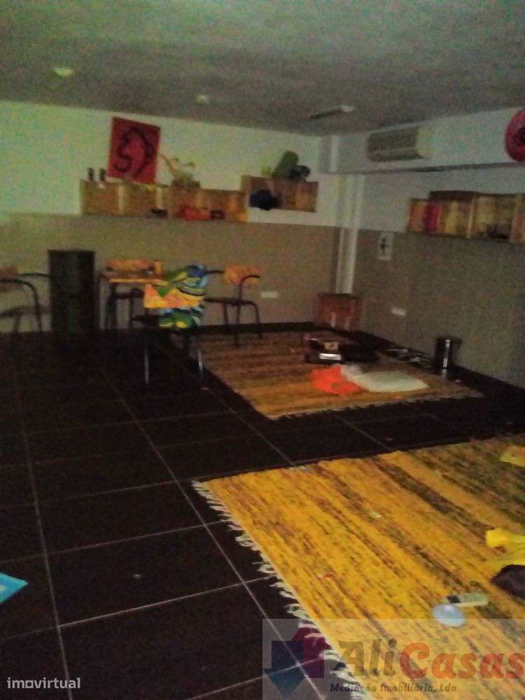 Loja com Montra e Cave-13