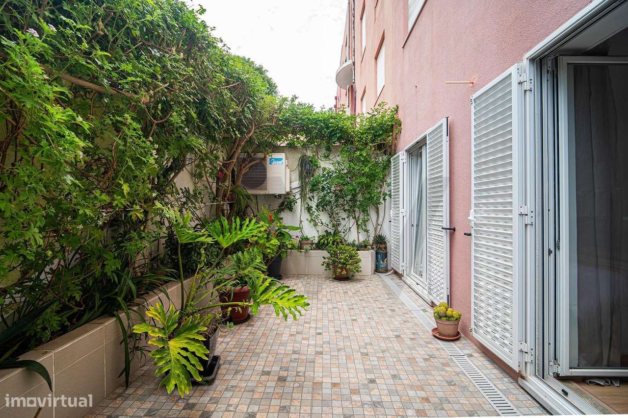 Apartamento T2 em Paço de Arcos: Conforto Exclusivo com Pátio Privativ-19