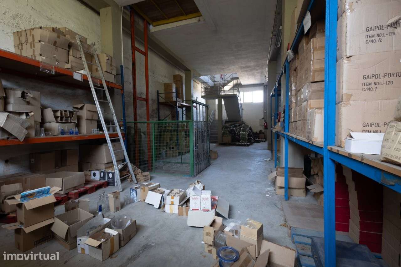 Armazéns com uma área de 5.270m2, em terreno com 14.000m2.-15