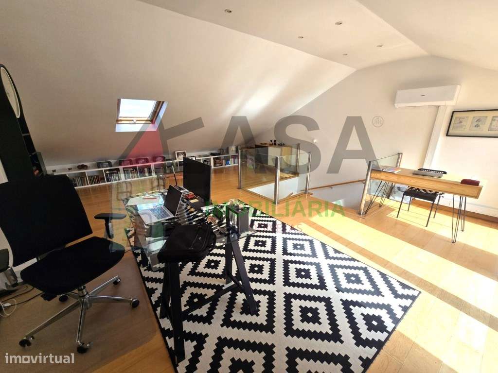 Moradia T4 com Terraço e Vista Desafogada em Loures-43