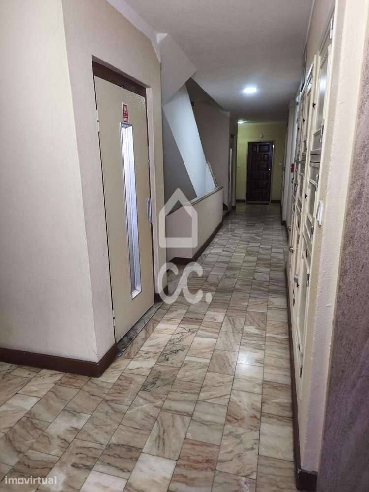 T3 Renovado com 3 Varandas na Amadora-31