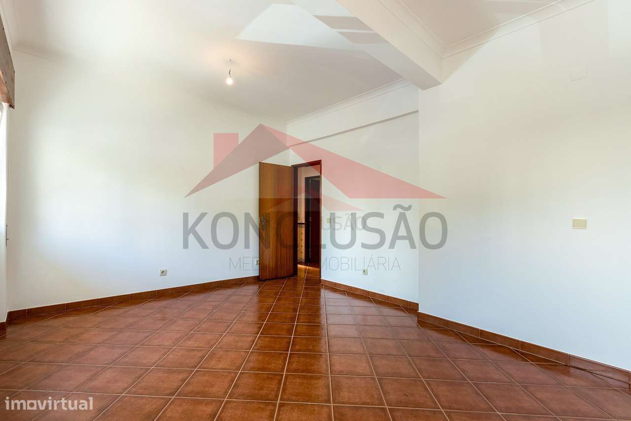 Apartamento T2 com logradouro, garagem e arrecadação – Póvoa de San...-8