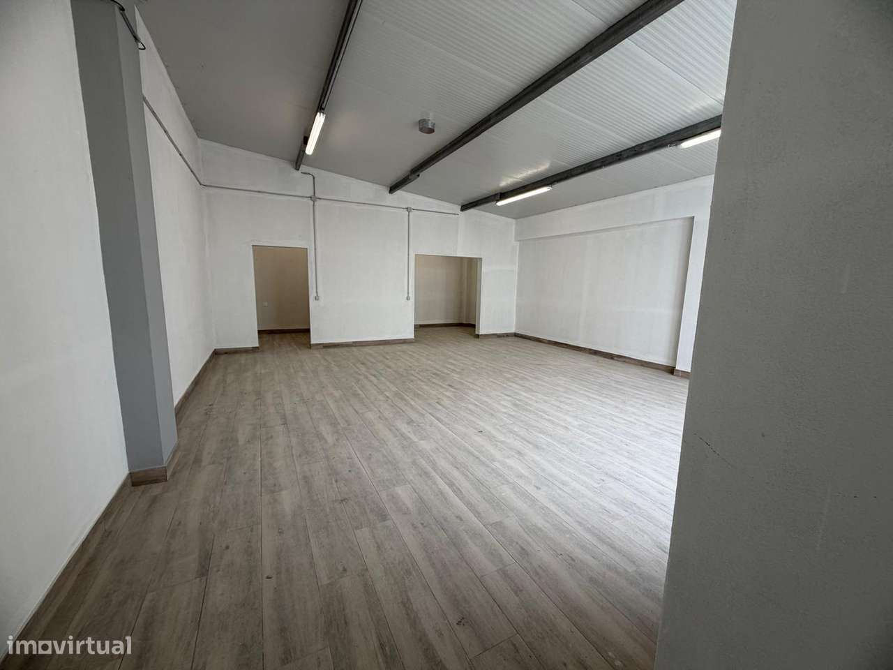 Armazém Totalmente Remodelado na Baixa da Banheira-11