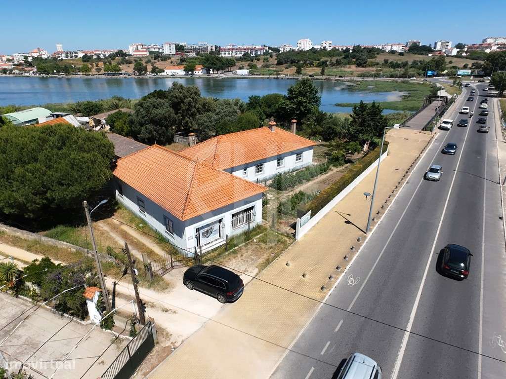 Moradia T3 + Área Terreno 4.150m2 + Atracadouro // P/Recuperar-21