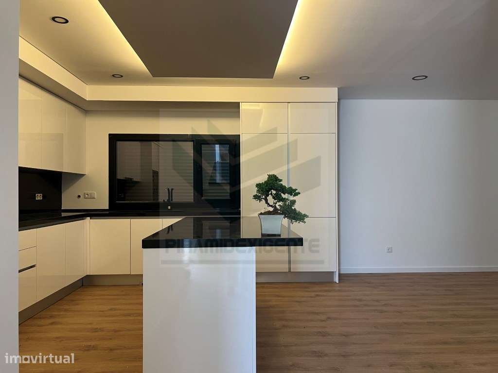 Ampla Moradia T4 em Azeitão: 72m² Open Space, 3 Suítes-26