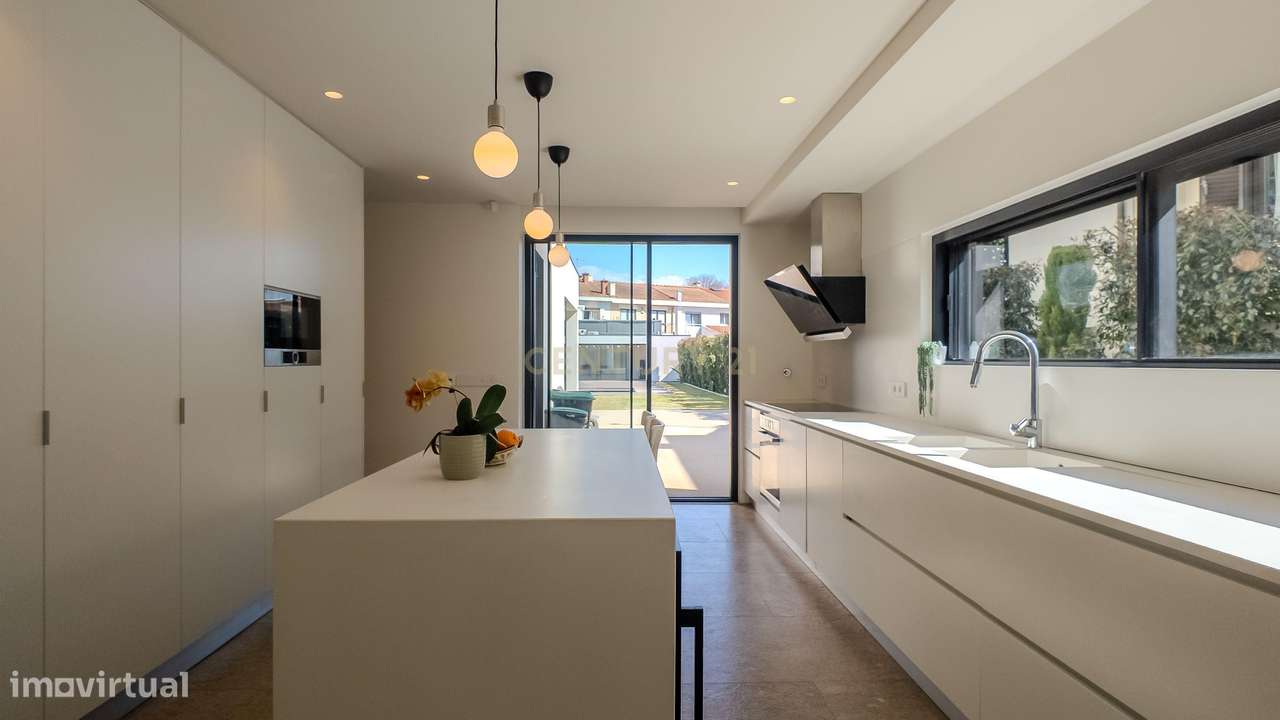 Moradia de Luxo | Construída em 2023 | Design Contemporâneo com Piscin-4