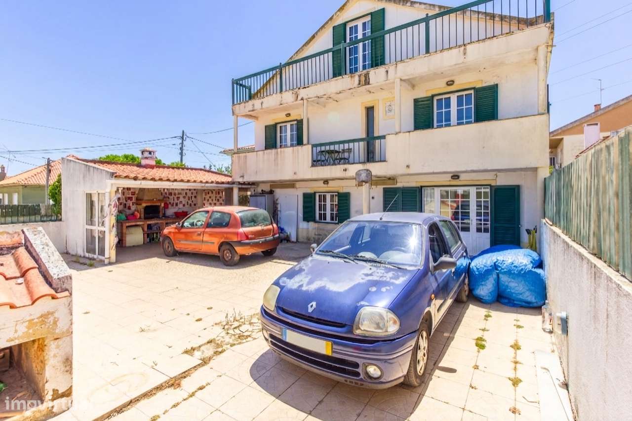 Quinta do Conde - Moradia isolada inserida em terreno de 646m²-8