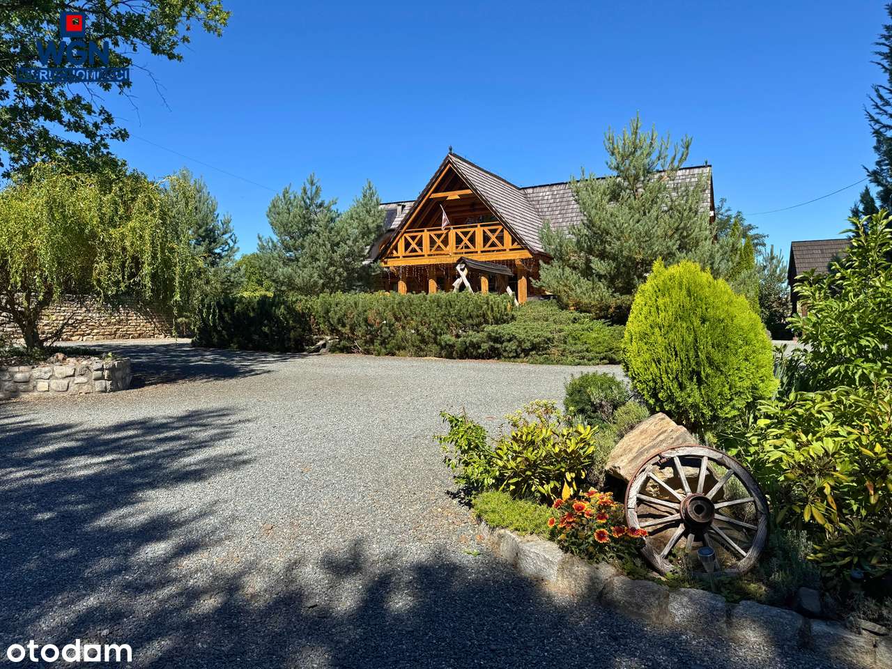 Klimatyczny dom drewniany z zadbanym ogrodem w Polanicy-Zdrój.-1