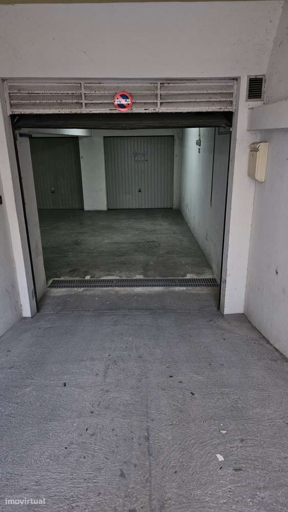 Garagem espaçosa de fácil acesso - Grande imagem: 2/8