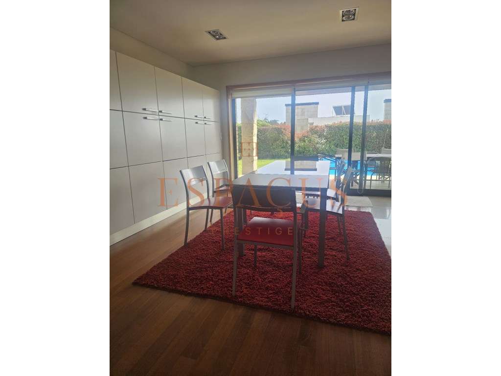 Moradia V4 com Vista Mar - Um Refúgio de Conforto e Elegância-13