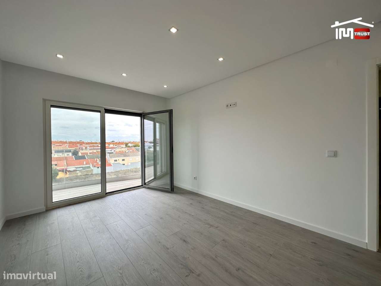 Incrivel Apartamento T3 com Varandas, Garagem e Arrecadação-12