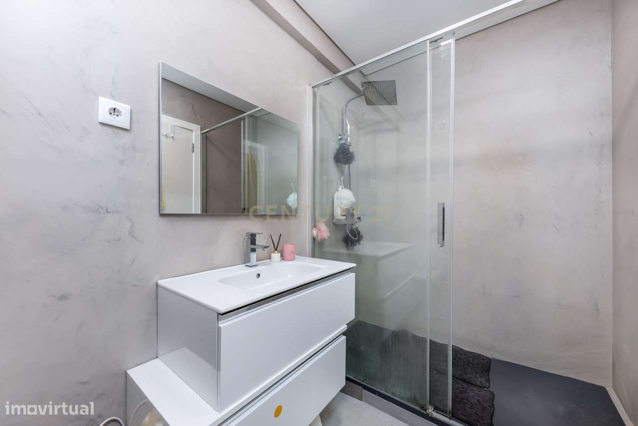 Apartamento T2 com Varanda em Encosta do Sol, Amadora-17